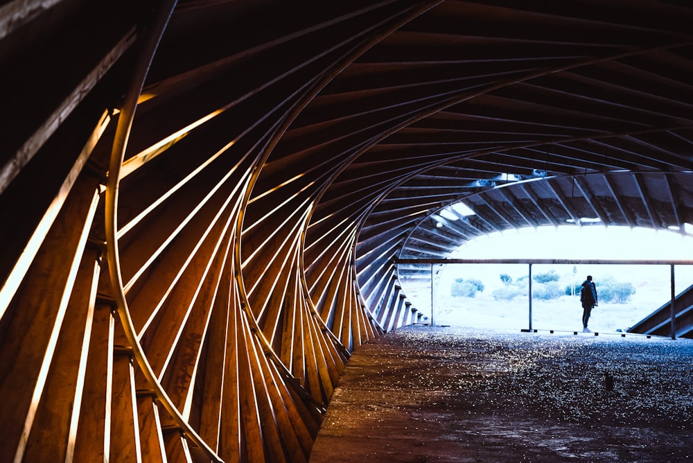 túnel de madeira marrom durante o dia