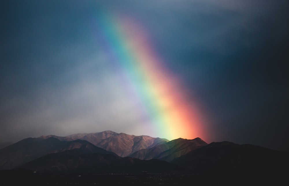 夜間の虹の下の山並み