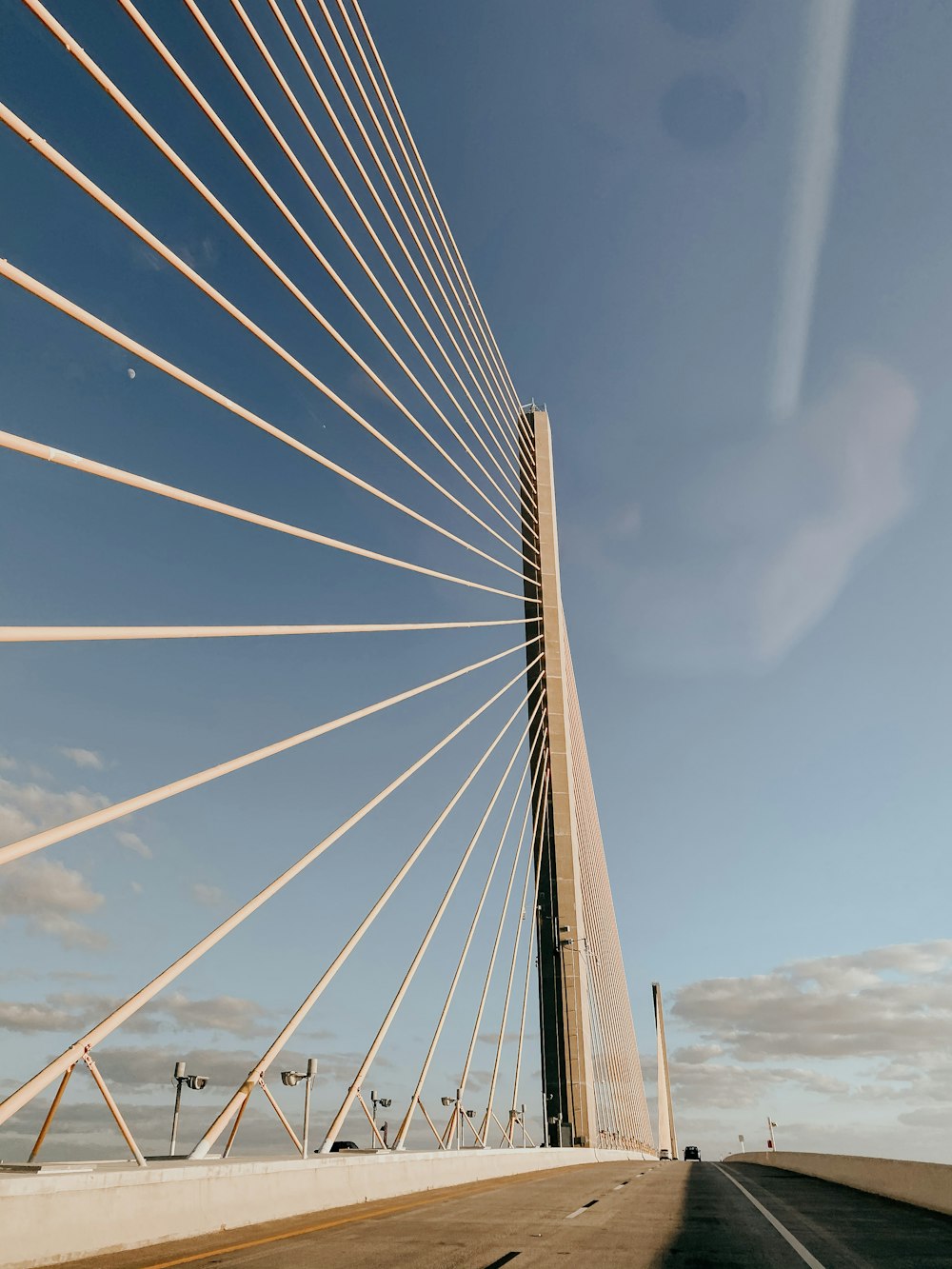 ponte cinza sob nuvens brancas durante o dia