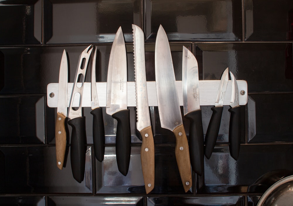 coltelli da cucina con manico nero e marrone