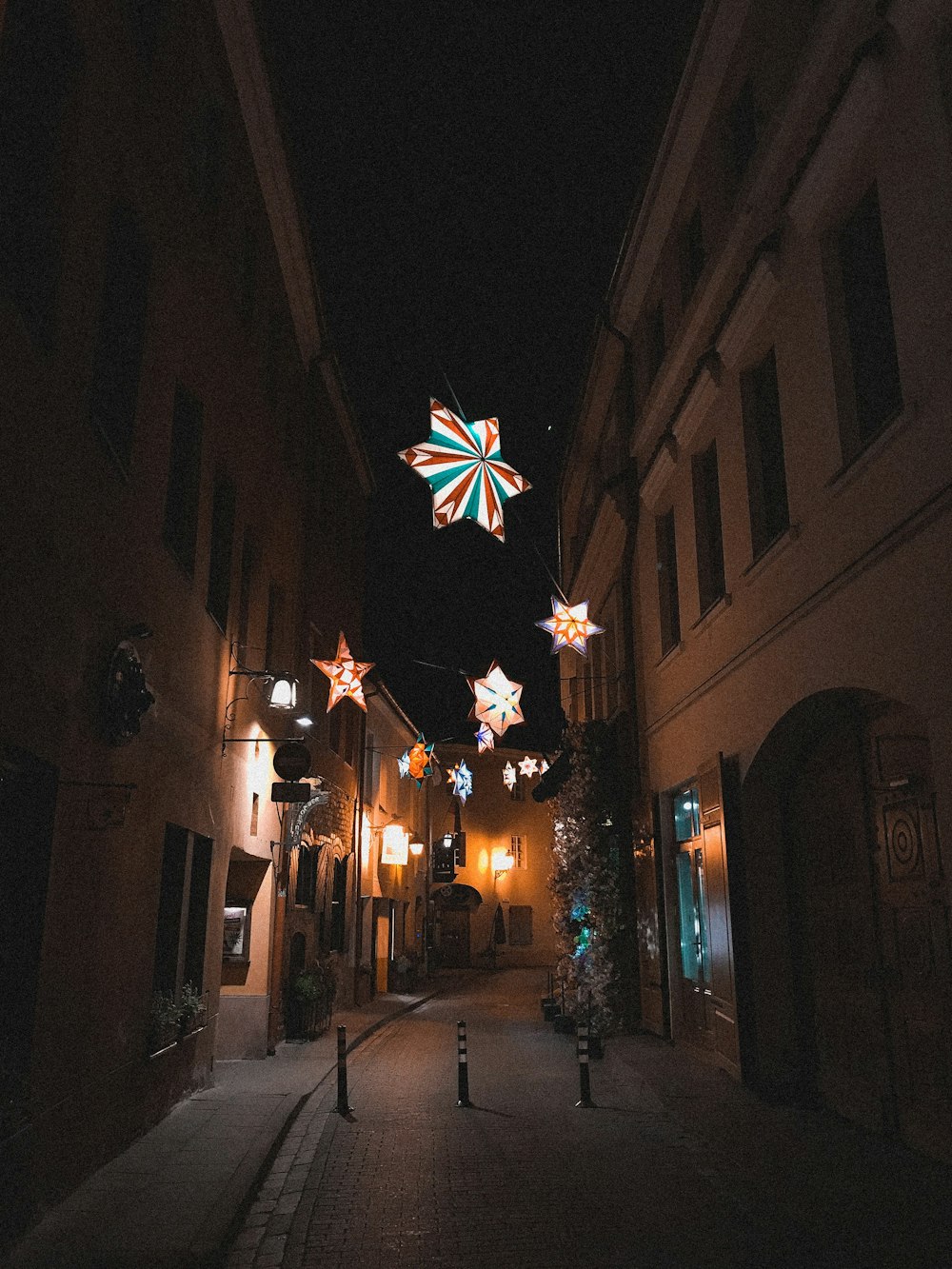 lanterna estrela vermelha e amarela na rua durante a noite