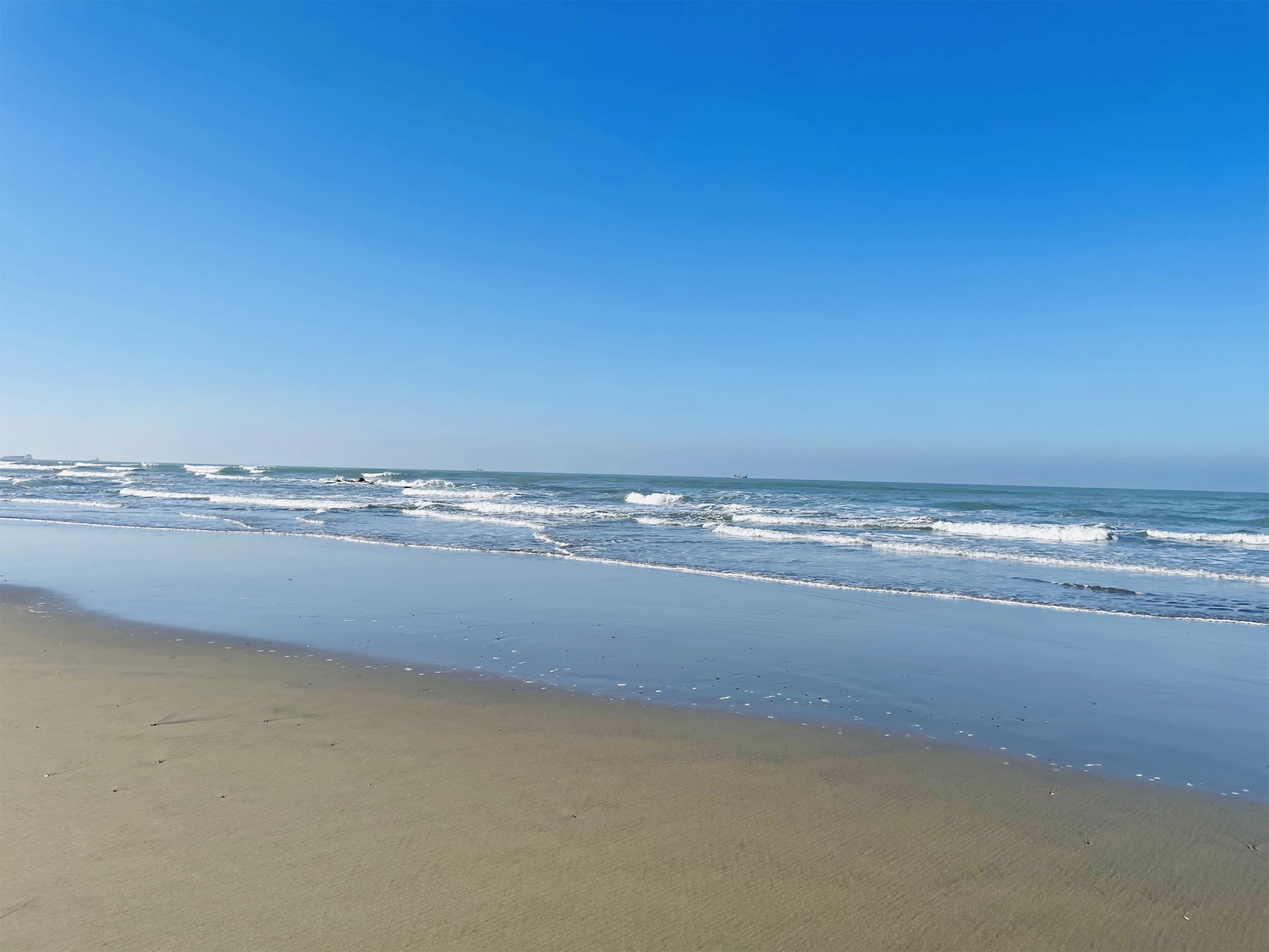 Waves breaking on the beach