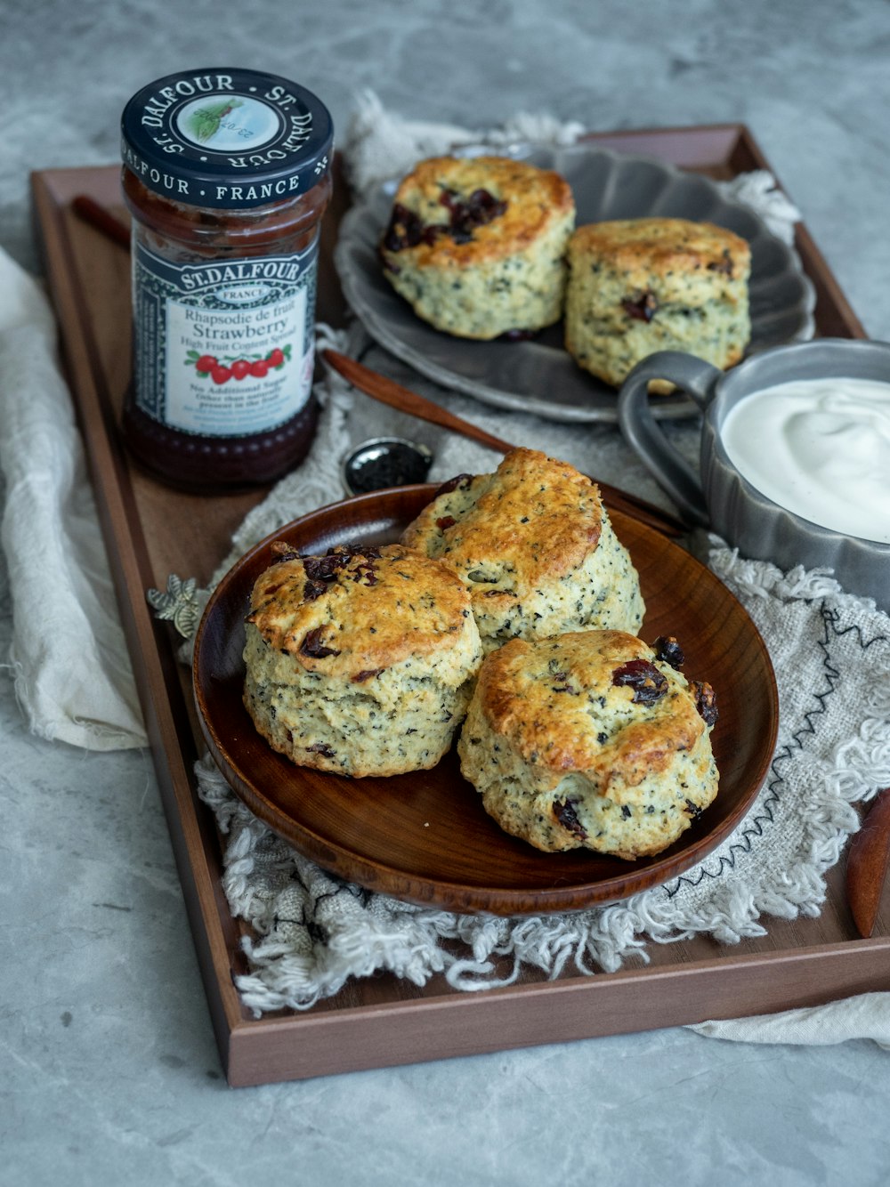 biscuits bruns sur plateau en bois brun