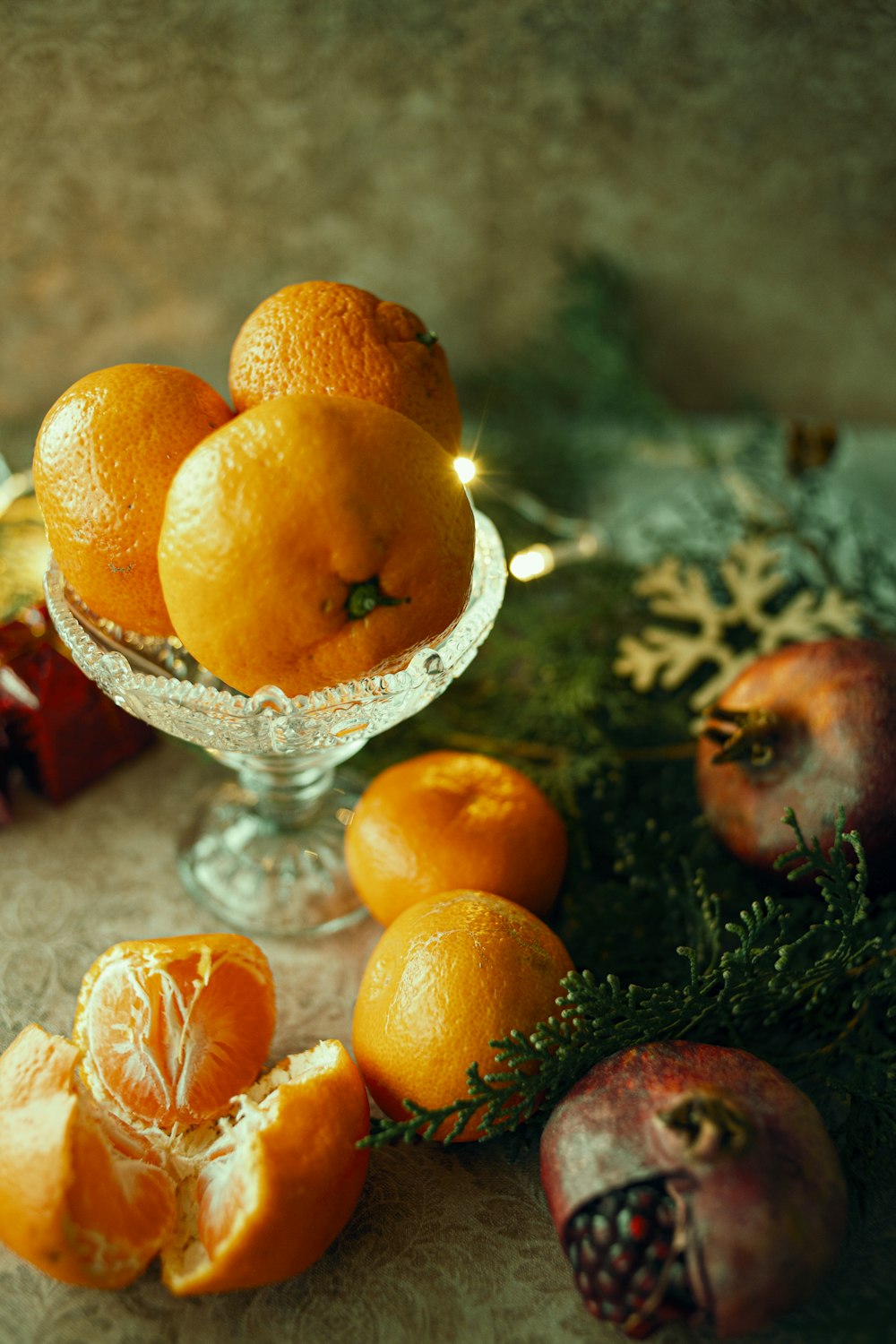 Fruits orange sur bol en verre transparent