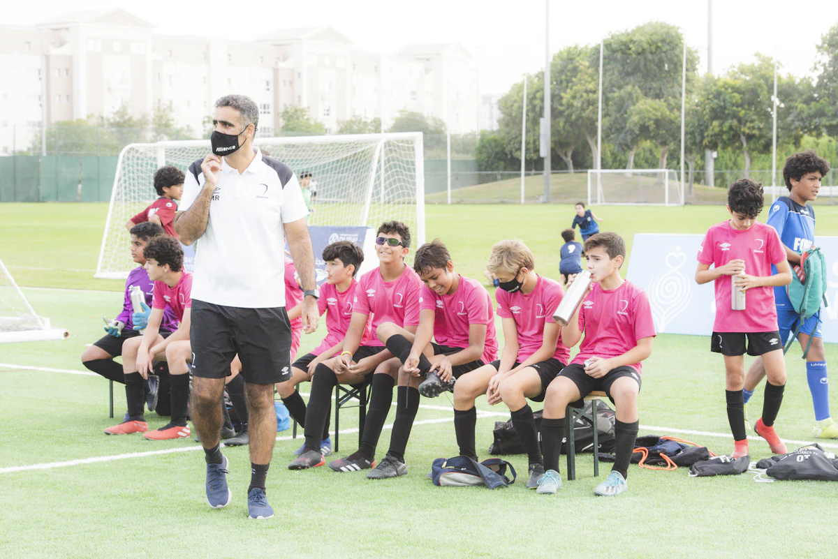 Entrenador de coaching deportivo con su equipo en el campo
