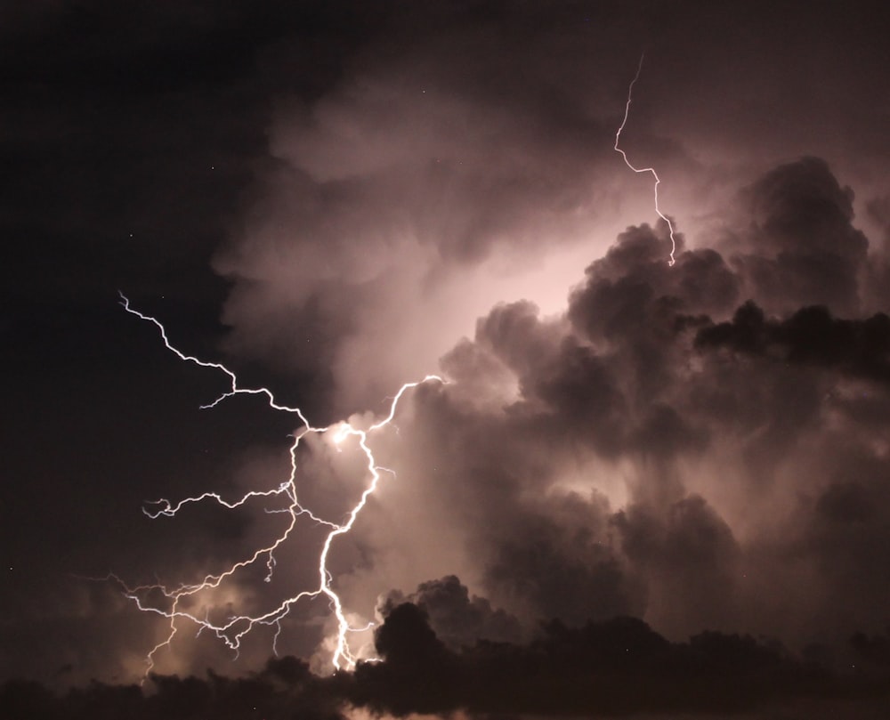 relámpago cae sobre nubes negras