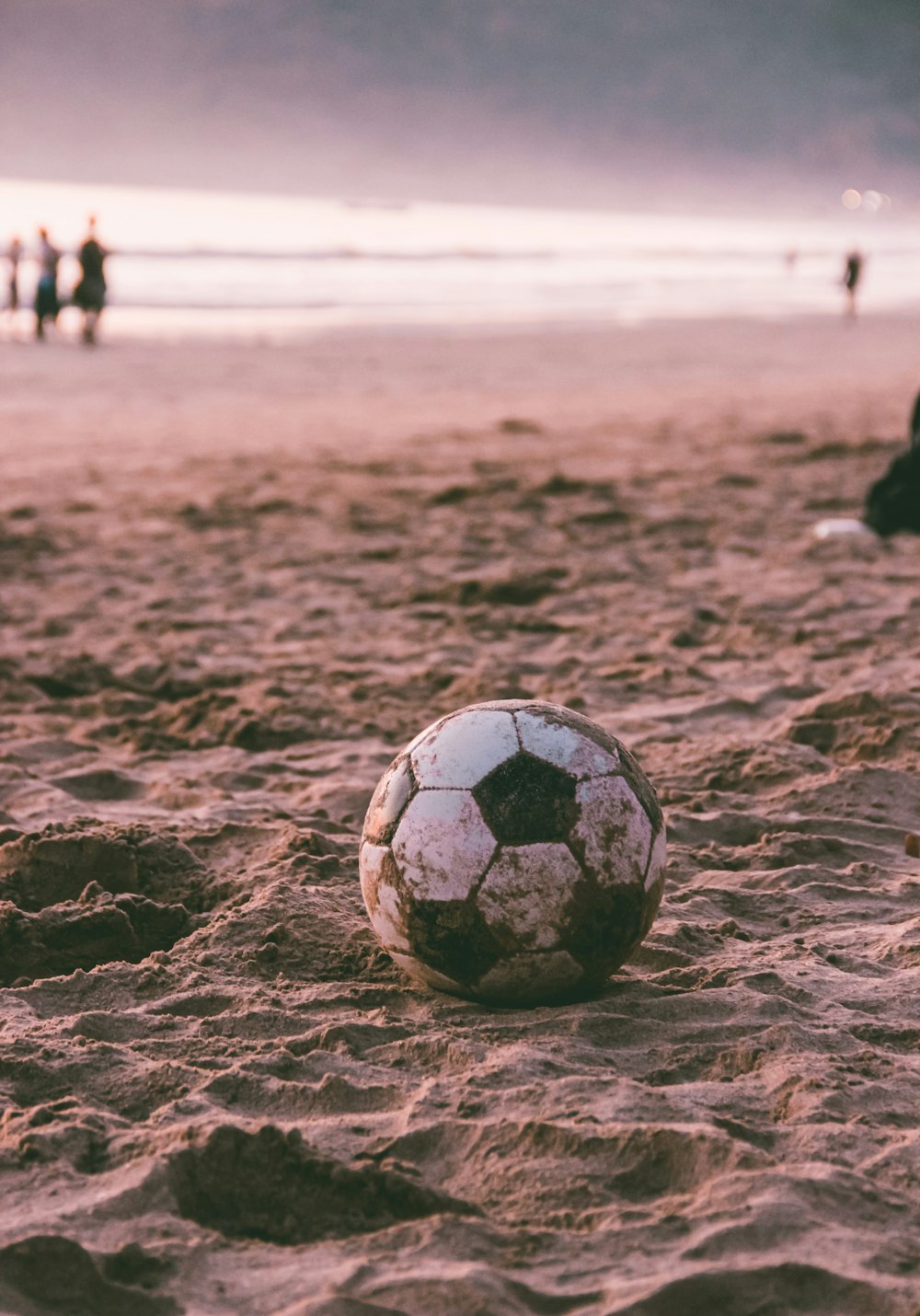 pallone da calcio in bianco e nero su sabbia marrone