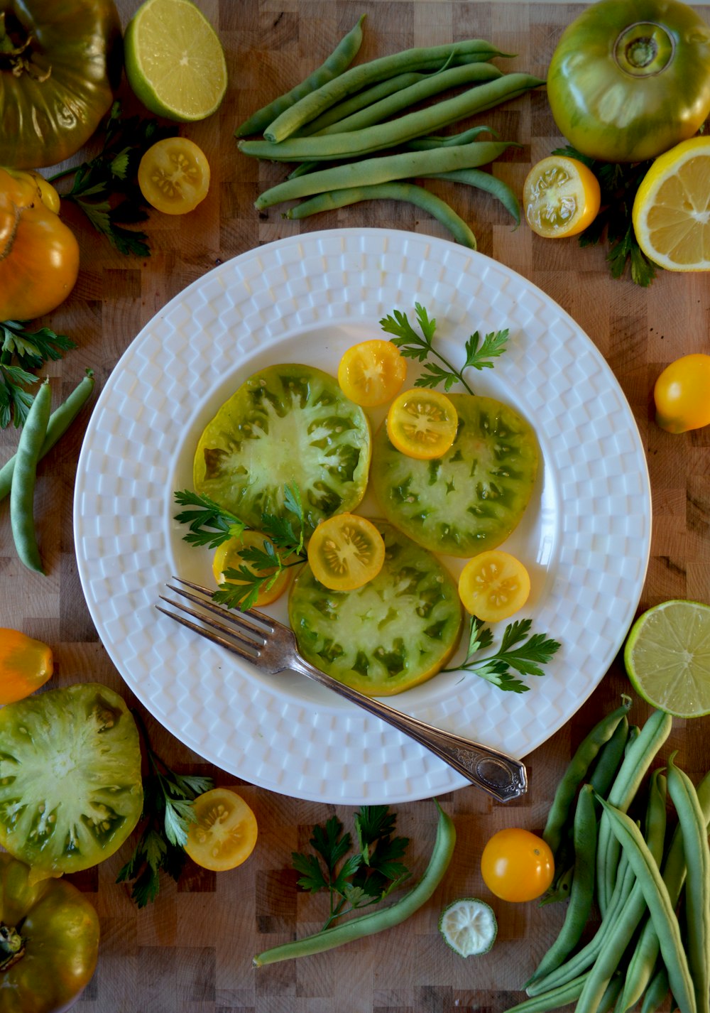 limón en rodajas sobre plato de cerámica blanca