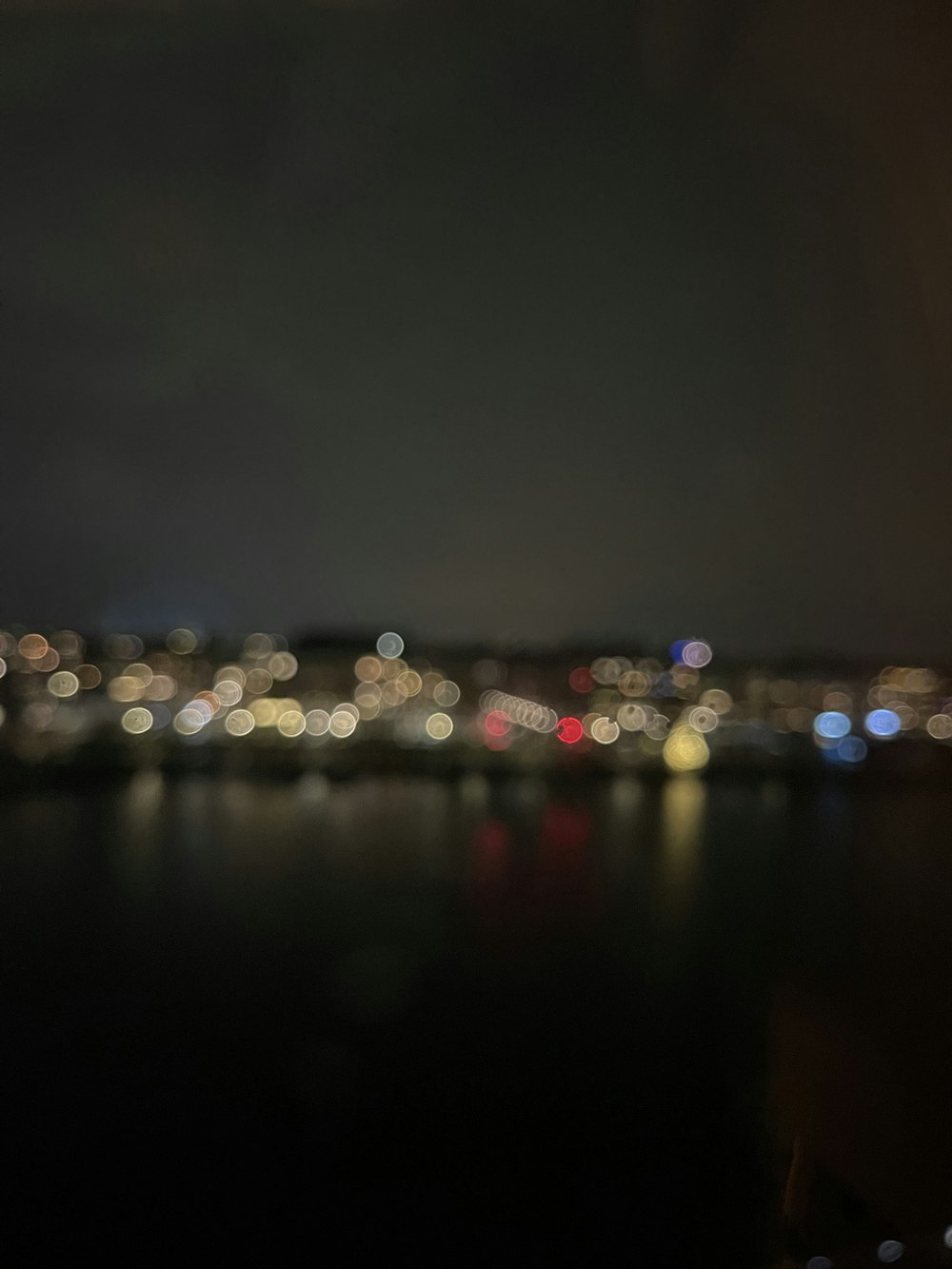 Fotografía bokeh de las luces de la ciudad durante la noche