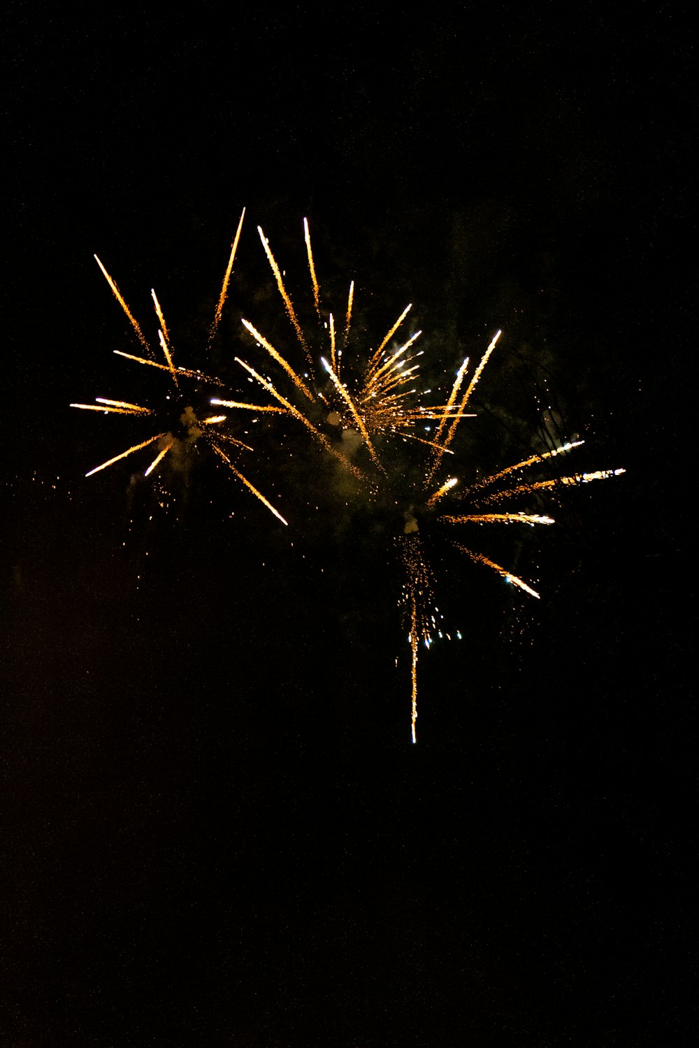 fogos de artifício vermelhos e brancos durante a noite