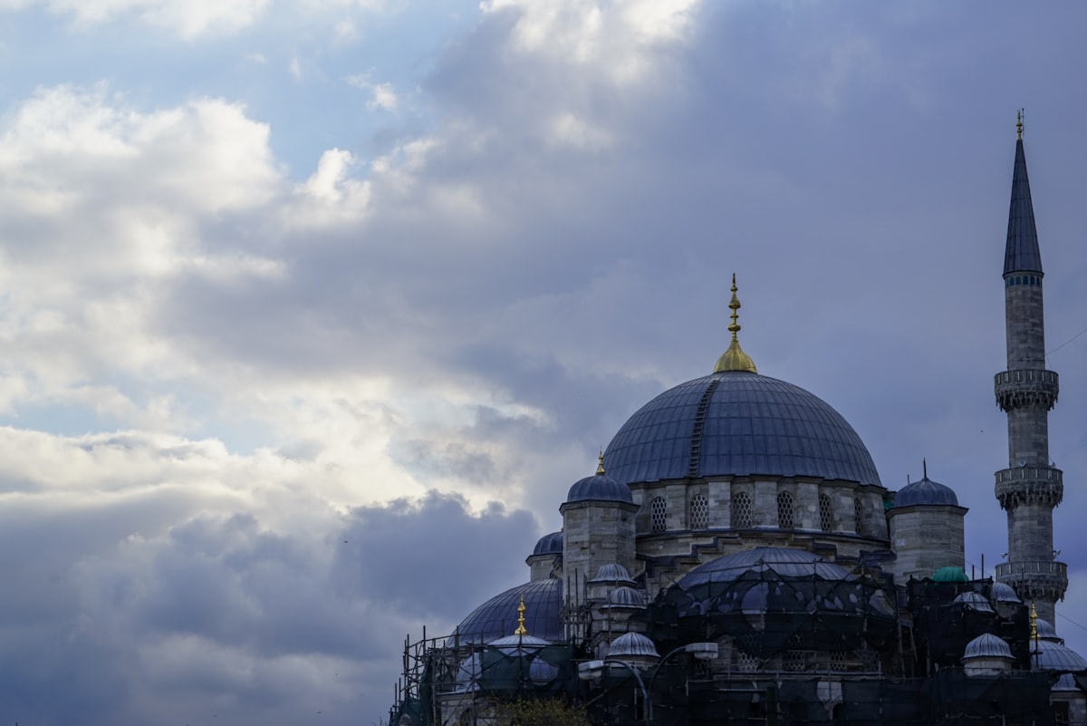 Vista da Mesquita Azul e Hagia Sophia em Istambul ao entardecer
