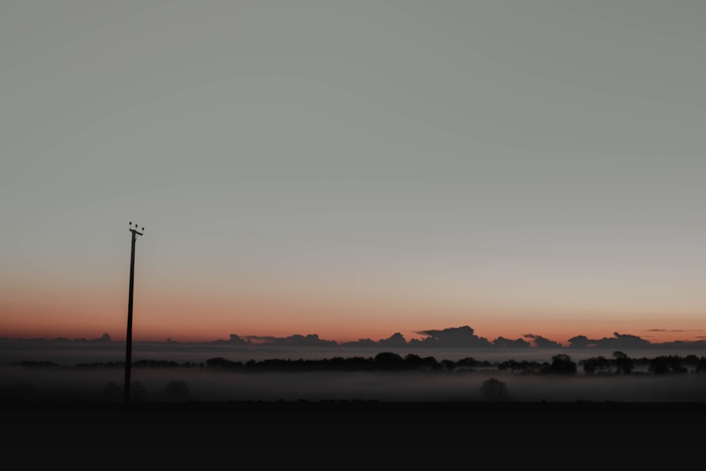 silhouette de lampadaire au coucher du soleil