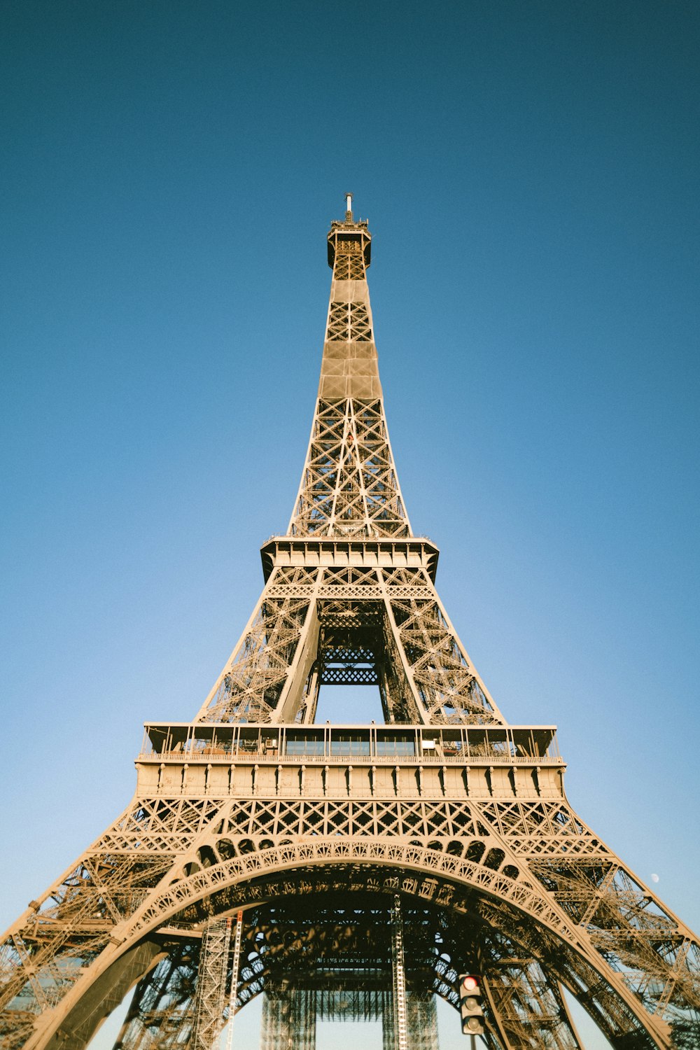 Eiffelturm tagsüber unter blauem Himmel
