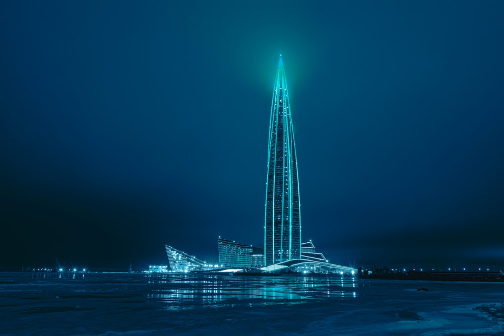 Torre bianca e blu durante la notte