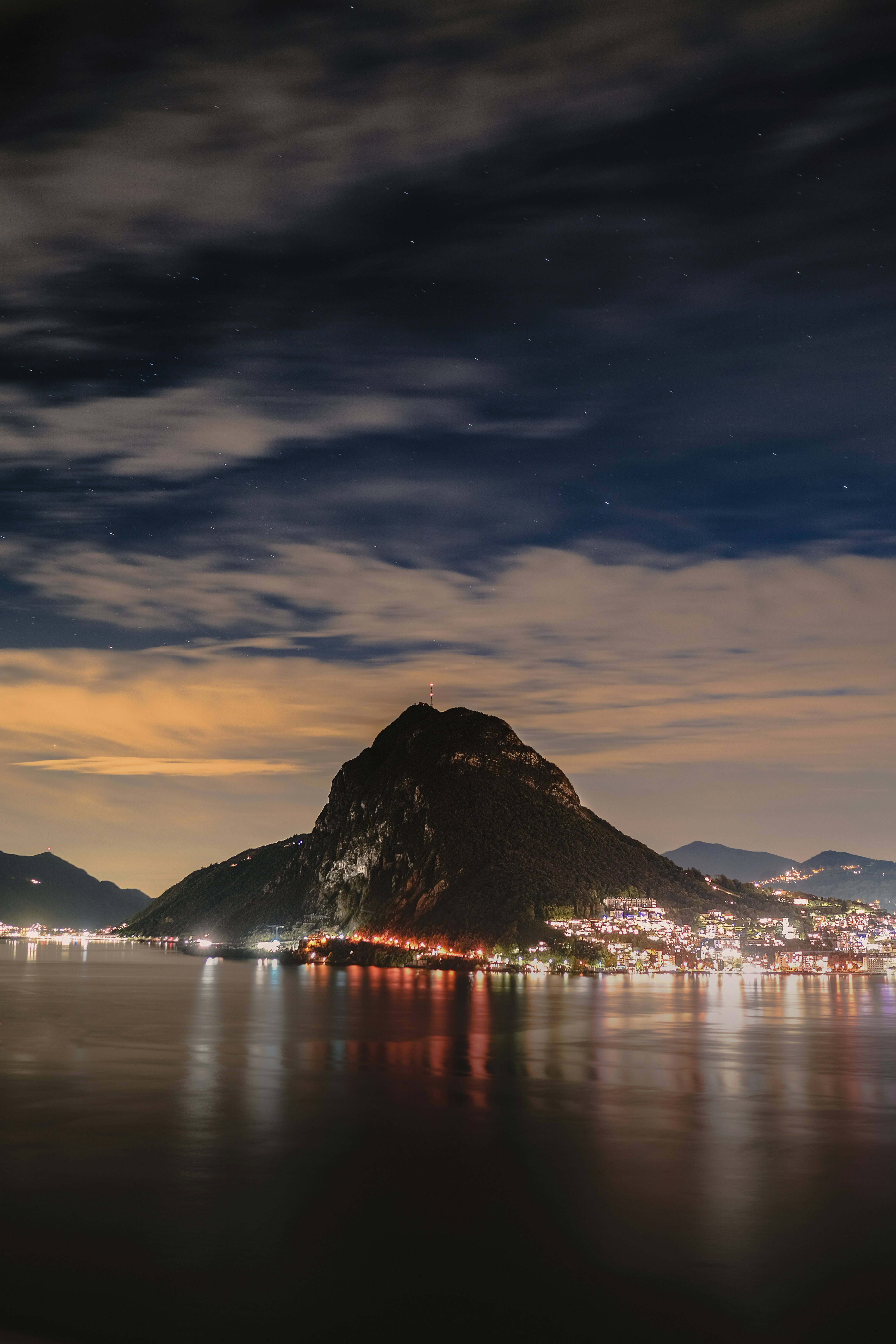 catene montuose vicino a specchio d'acqua durante la notte
