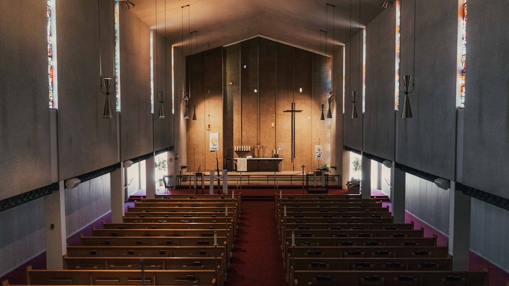 braune Holzstühle in der Kirche