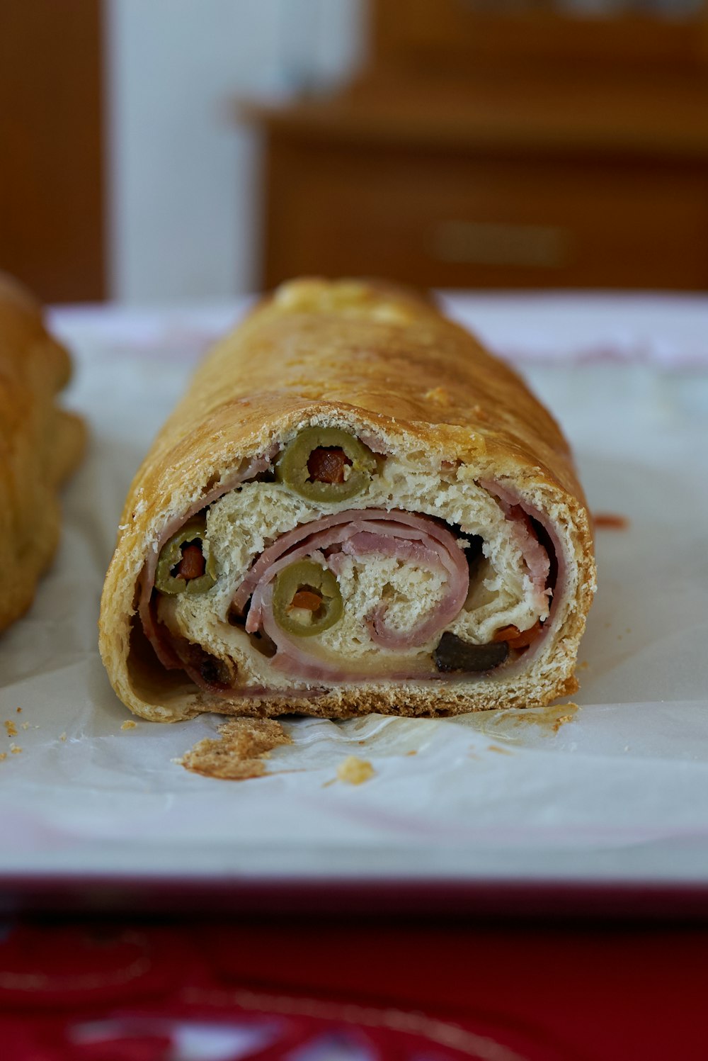 pain brun sur assiette en céramique blanche