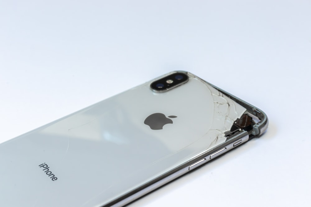 iphone 6 prata na superfície branca