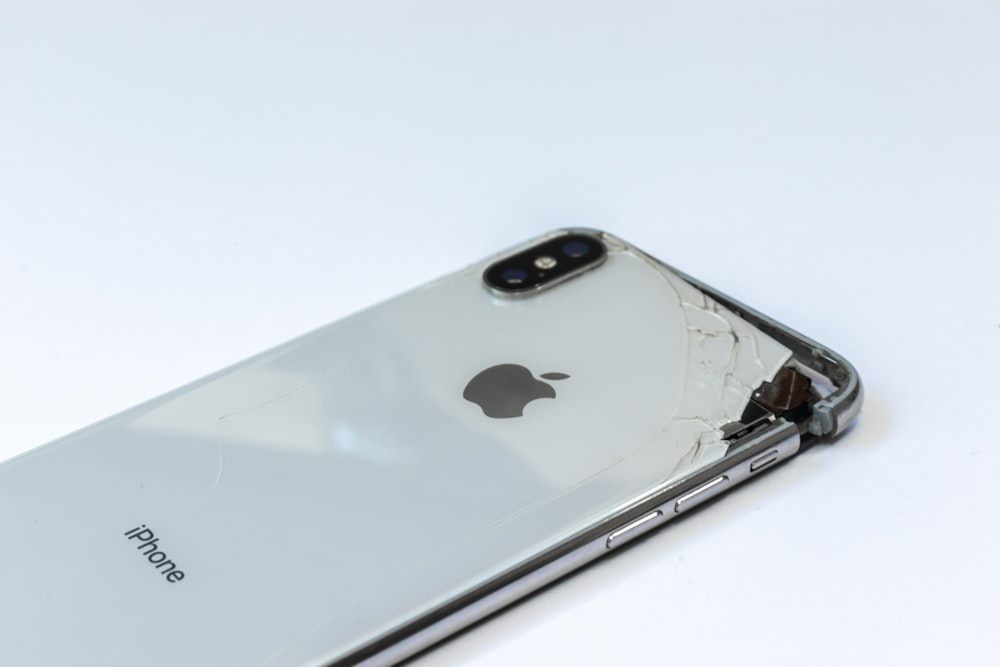 iPhone 6 plateado sobre superficie blanca