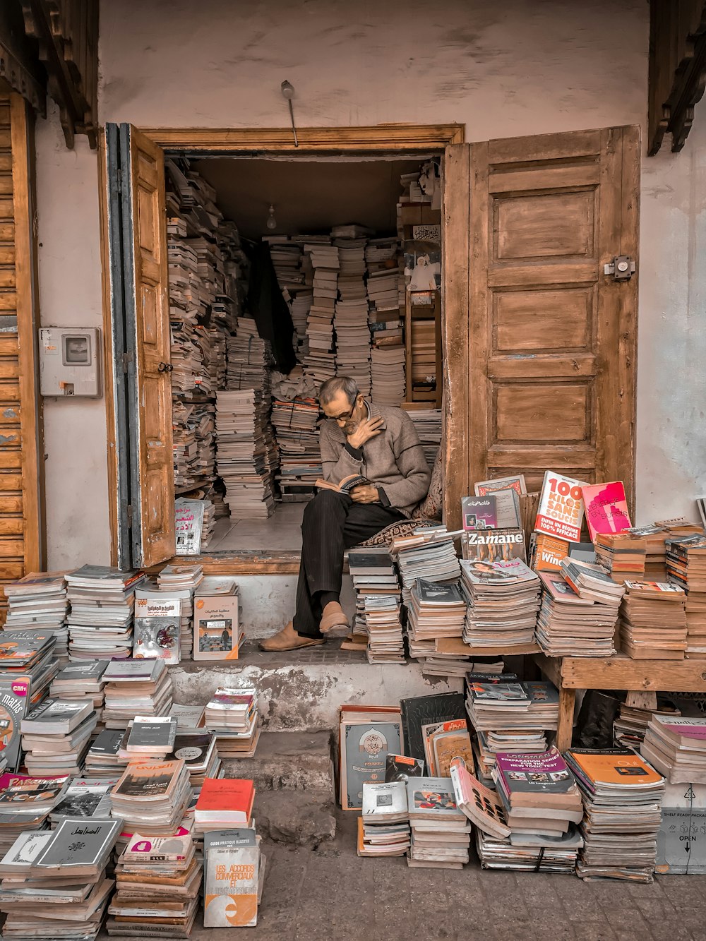 livros na prateleira de madeira marrom