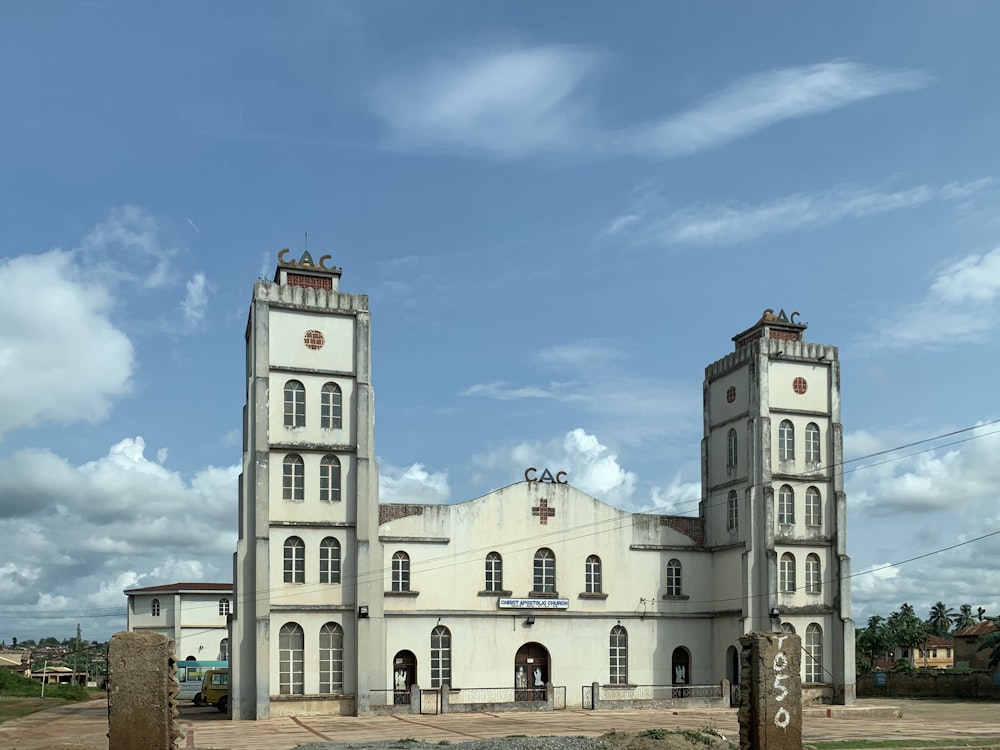 edifício de concreto branco e azul sob o céu azul durante o dia