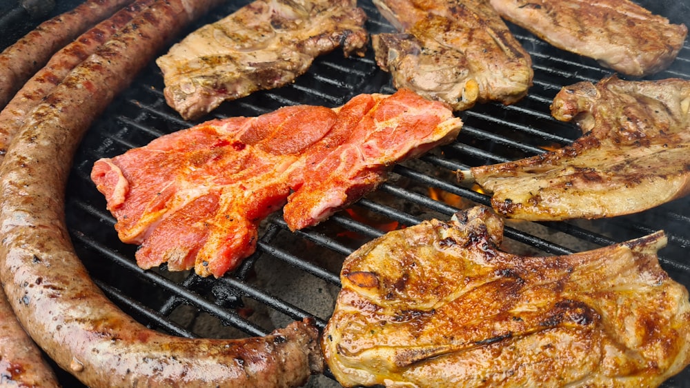 Carne a la parrilla en parrilla negra