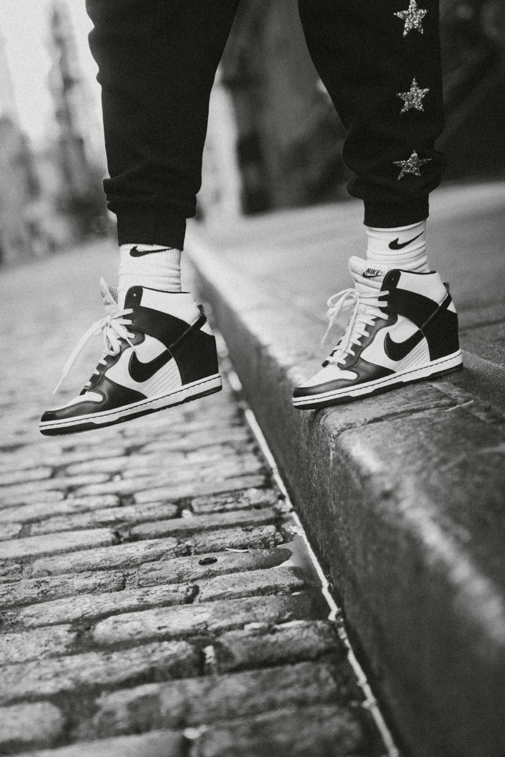 Foto Persona en zapatillas Nike en blanco y negro – Imagen Gris gratis en  Unsplash