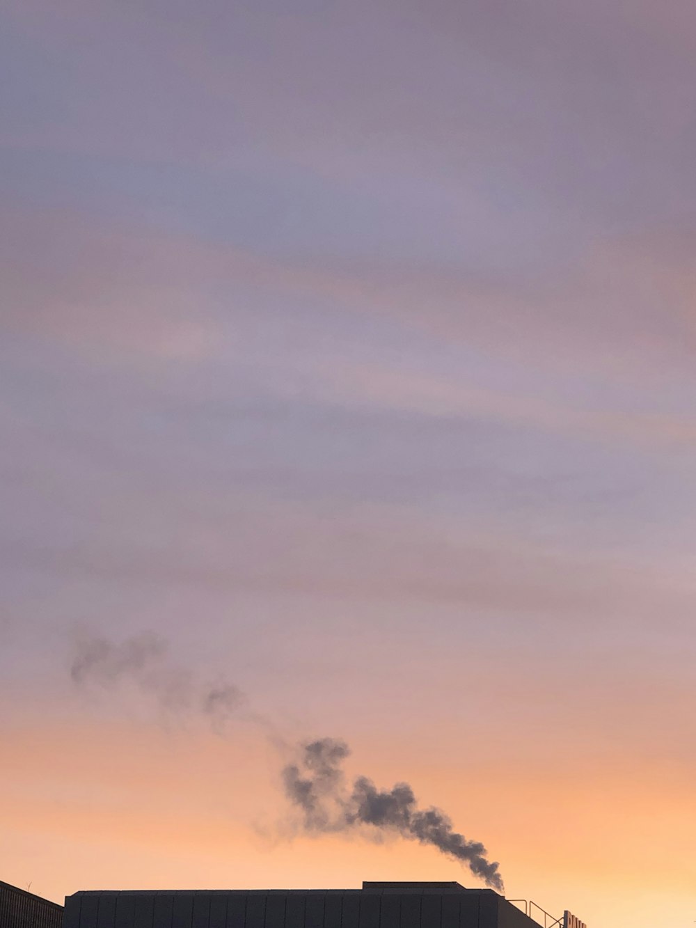 Nubes blancas y cielo azul durante el día