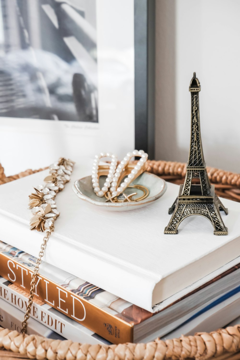 Torre Eiffel de oro en miniatura sobre mesa blanca