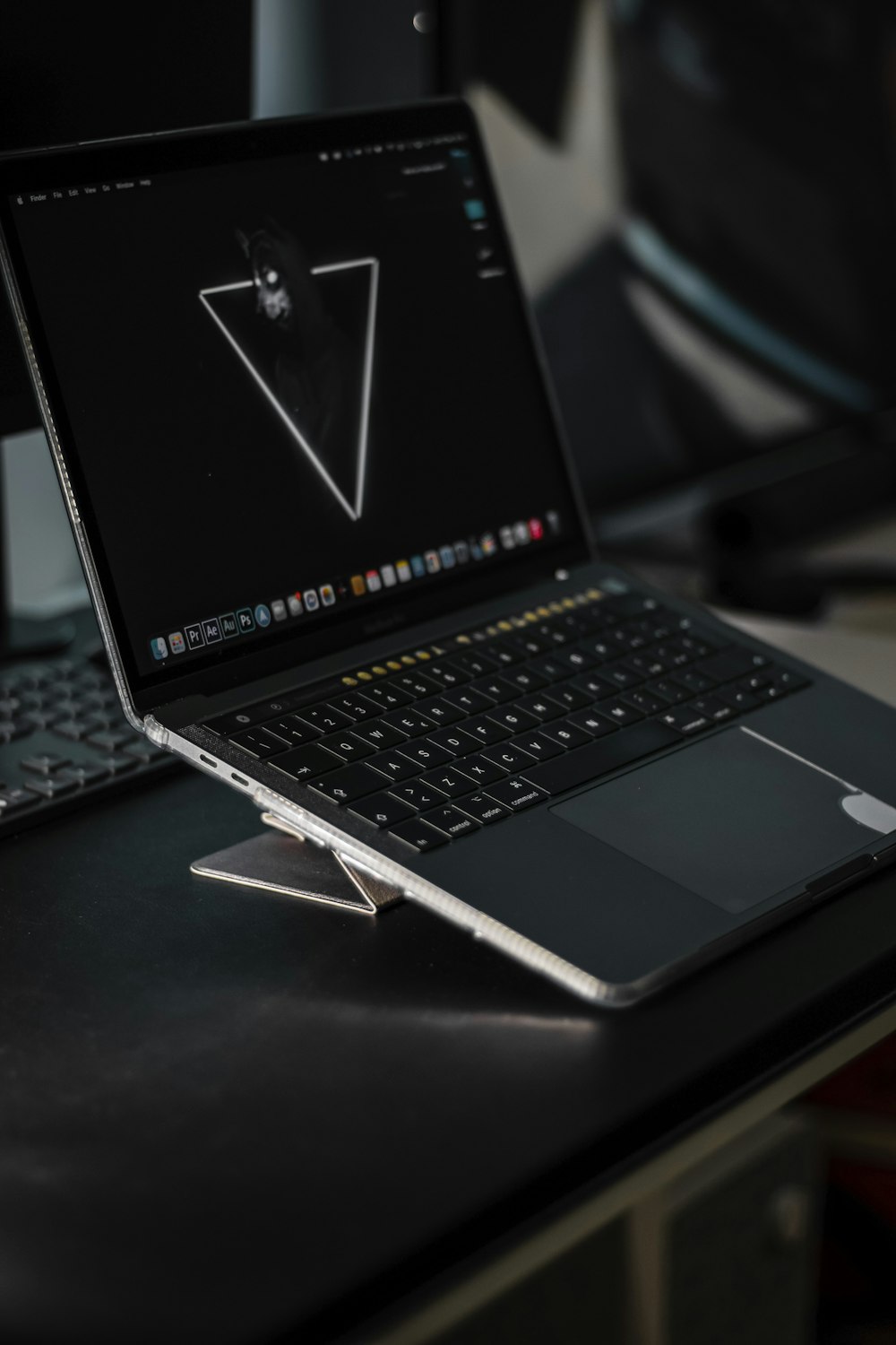 MacBook Pro sobre mesa negra
