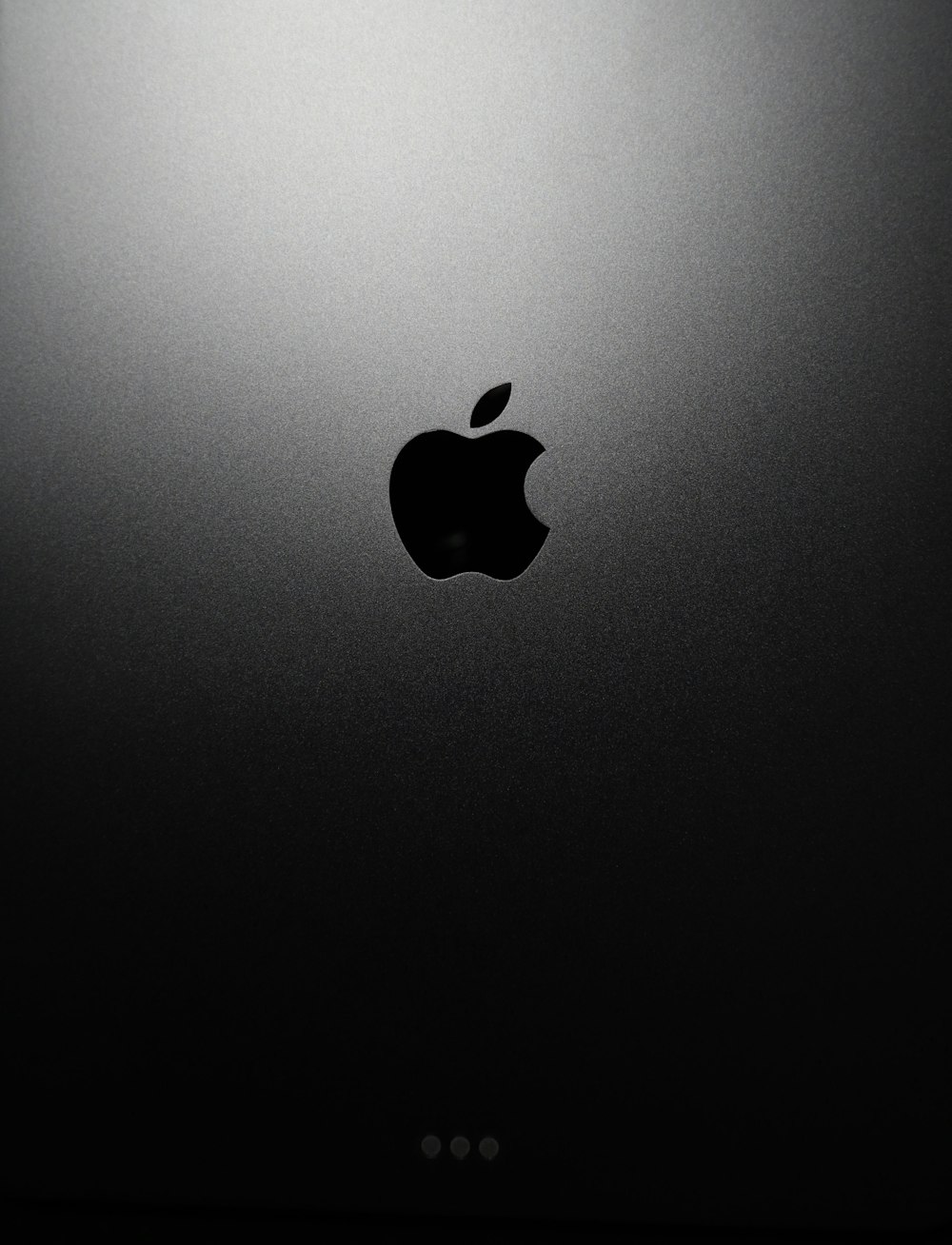 Logo Apple nero su superficie nera