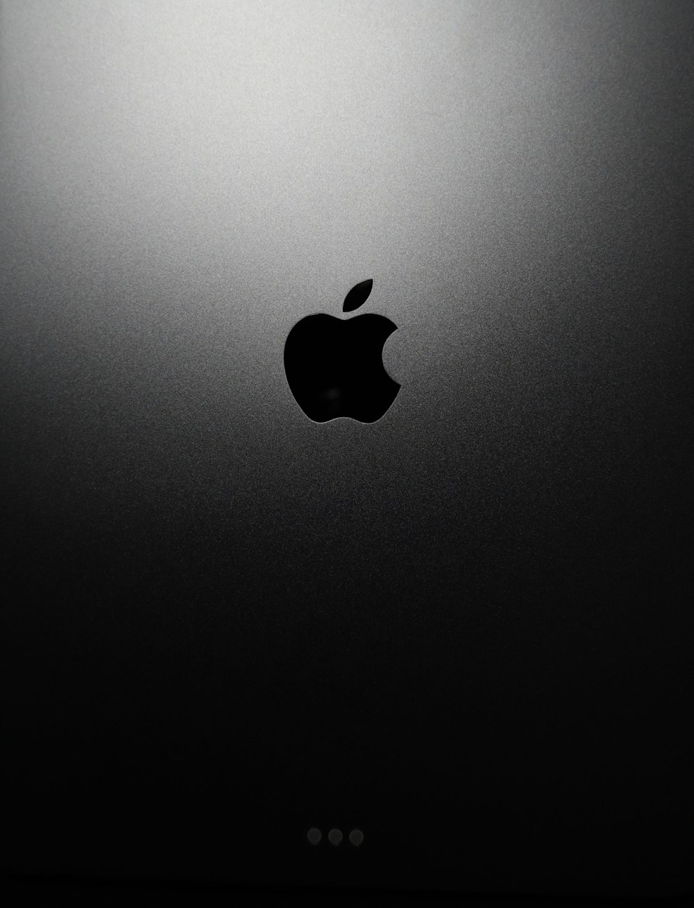 Logo Apple noir sur une surface noire