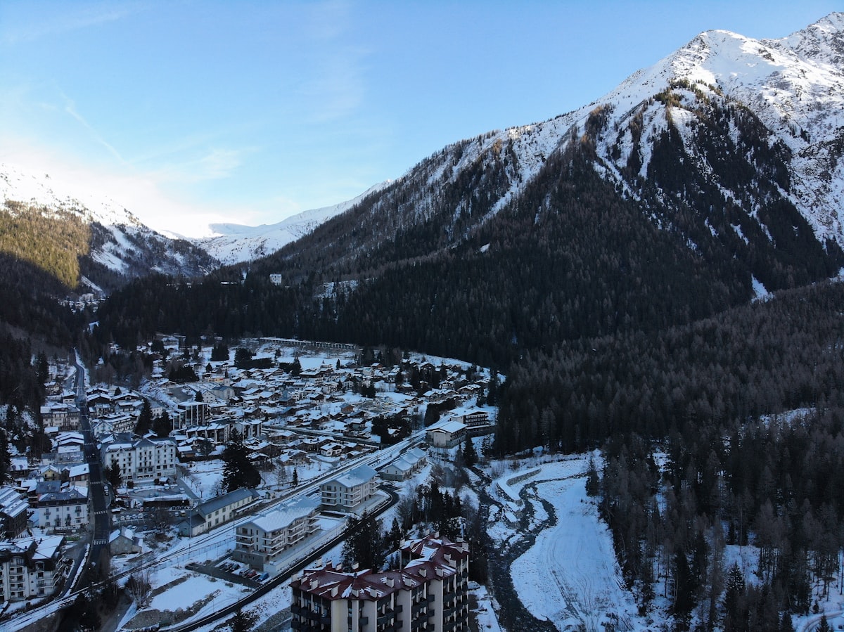 Chamonix — vue aérienne du village au pied du Mont-Blanc