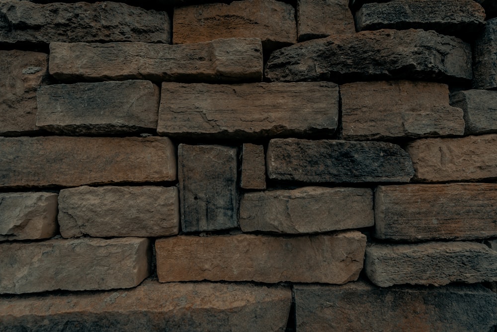 muro di mattoni marroni e grigi