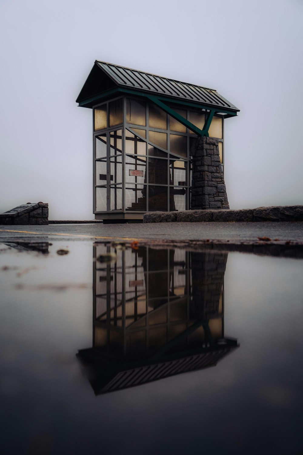 Maison en bois marron et blanc sur plan d’eau