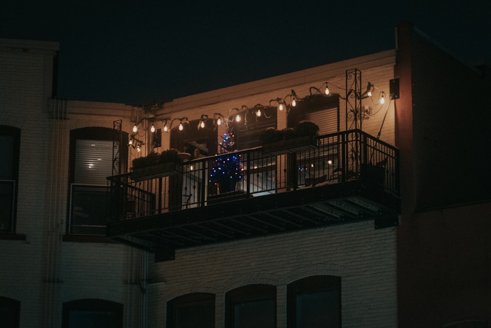 Edificio de hormigón blanco y marrón durante la noche