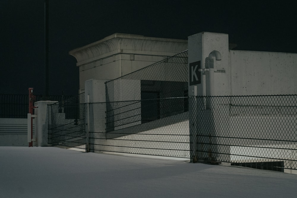 Edificio de hormigón blanco durante el día