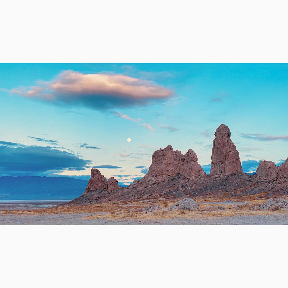 Formation rocheuse brune sous ciel bleu