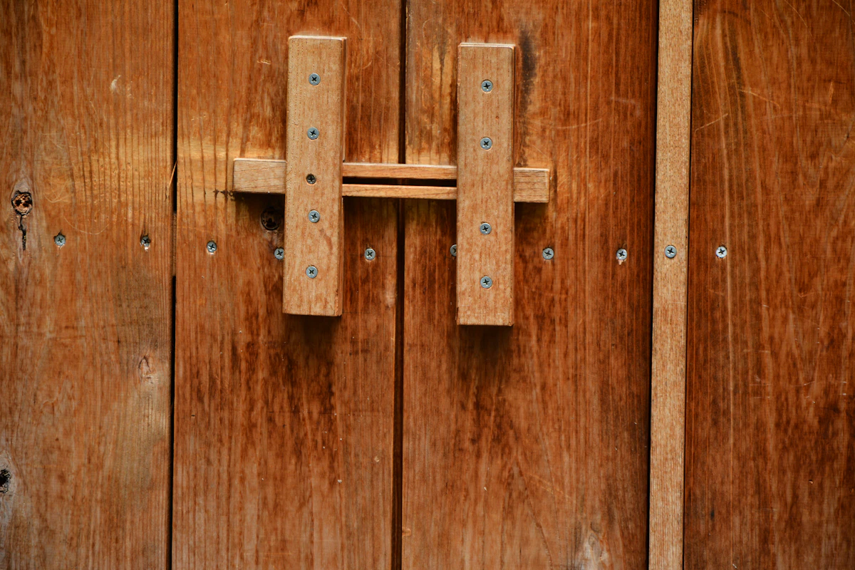 Bibliothèque Murale en Wengé — Parakou, Bénin