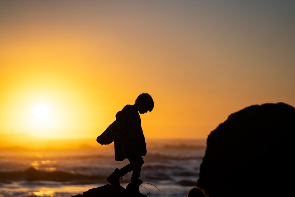 silhouette of man and woman kissing during sunset