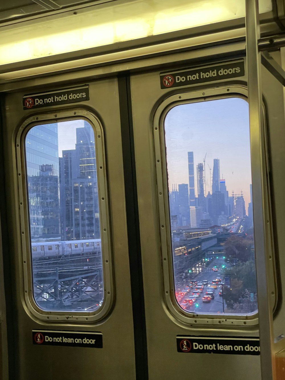 Una vista de una ciudad desde el interior de un tren