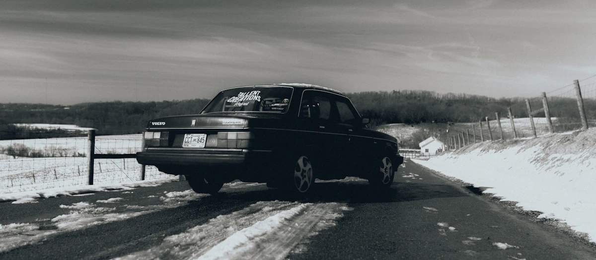 Czarny SUV na zaśnieżonej drodze