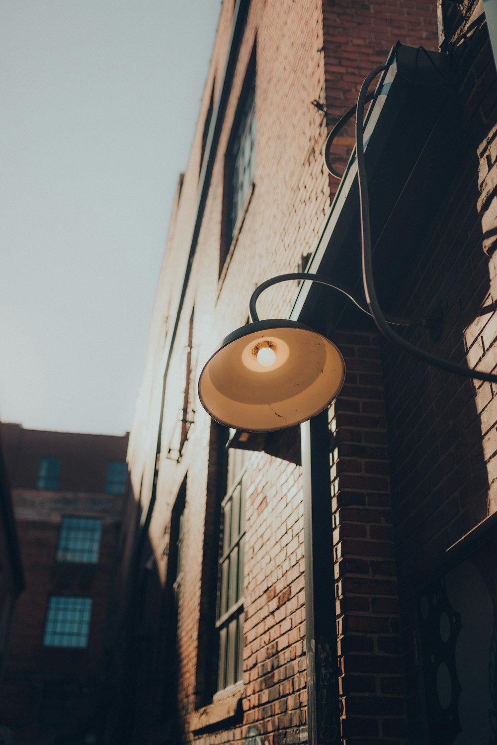 black and white outdoor lamp