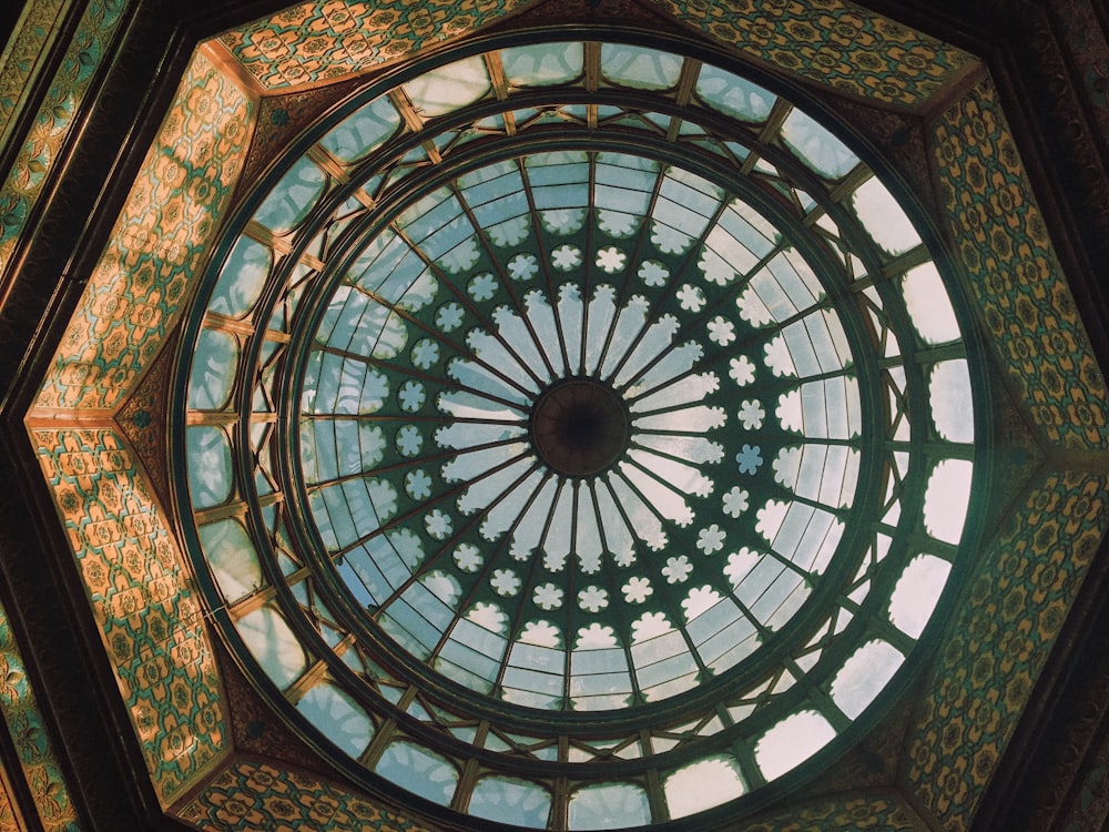 Plafond de verre floral bleu et blanc