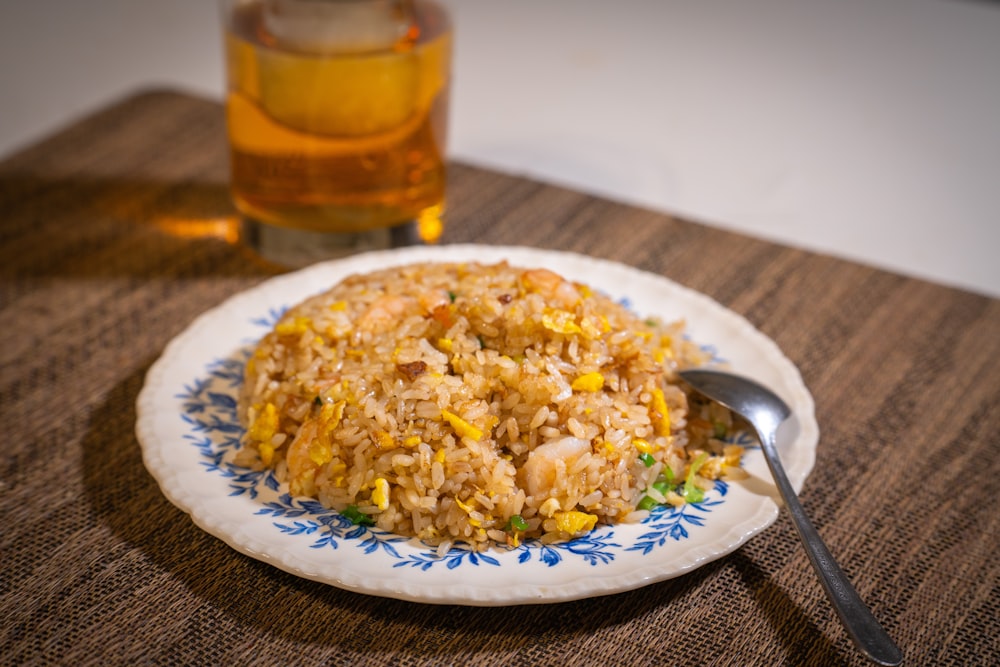 Plato de cerámica blanca con arroz y tenedor de acero inoxidable