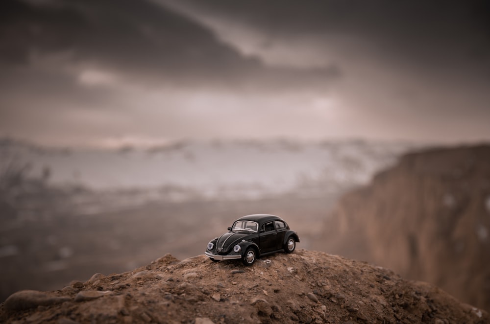 SUV nero su Brown Rock Mountain durante il giorno