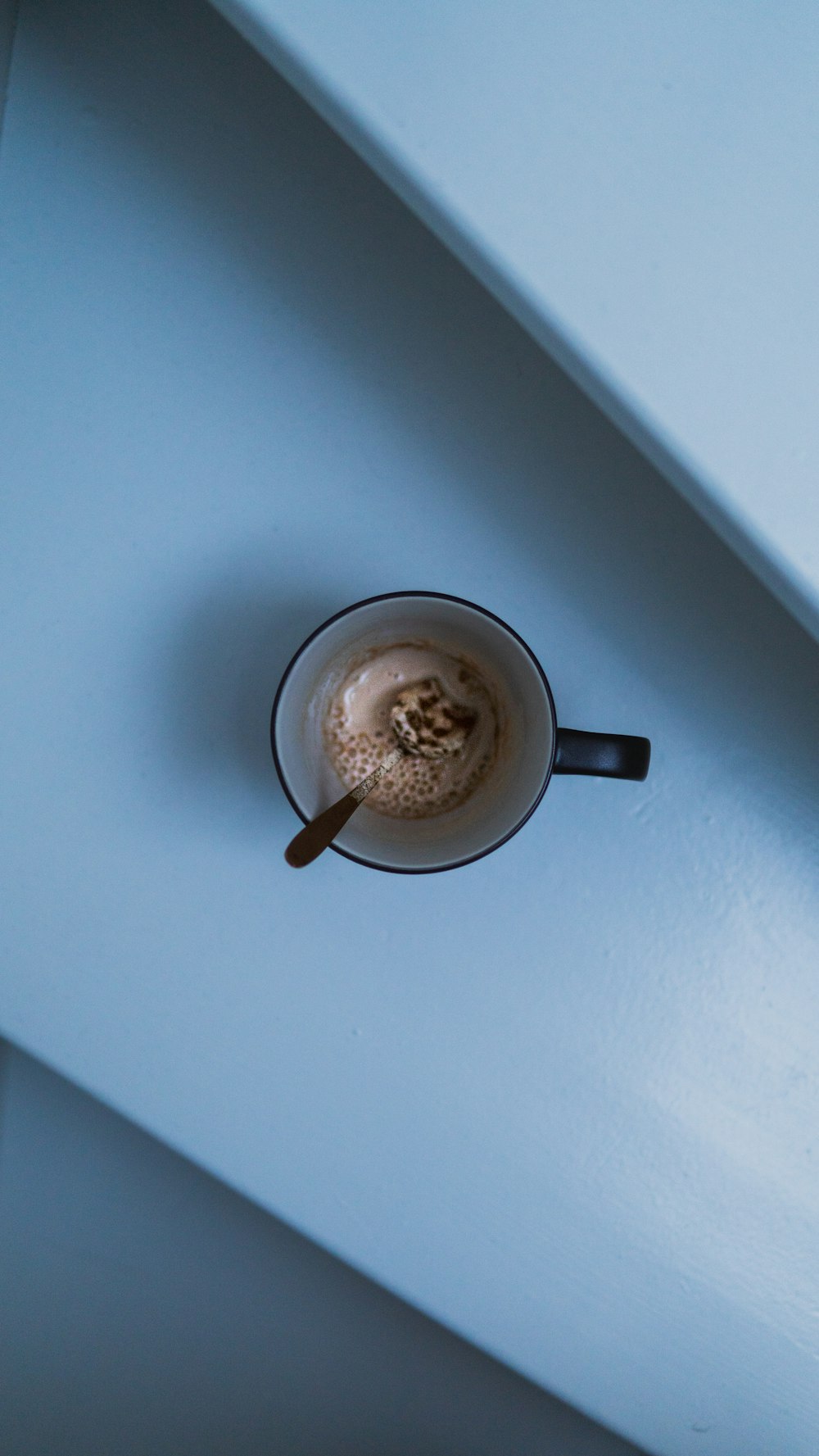 Taza de cerámica blanca con líquido marrón en su interior