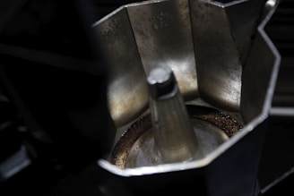 Close-up of a coifa pipe showing the anti-clogging filter mechanism inside.