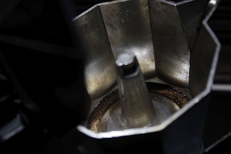 Close-up of a coifa pipe showing the anti-clogging filter mechanism inside.