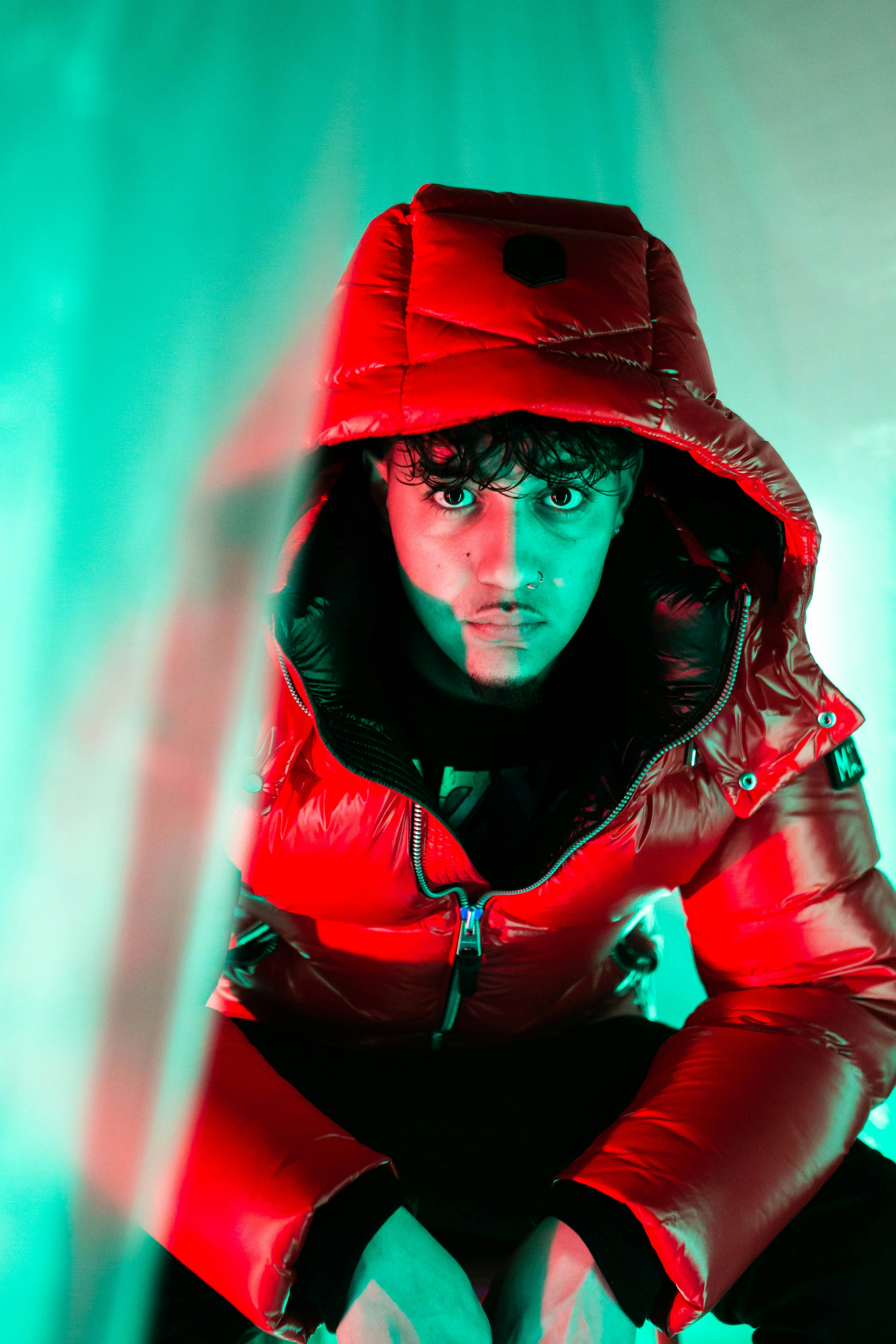 wanita dengan jaket kulit merah